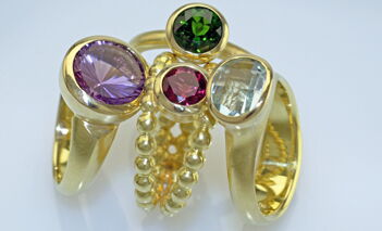 Vier Ringe, Gelbgold 750, Amethyst, Rubellit, Turmalin grün, Aquamarin