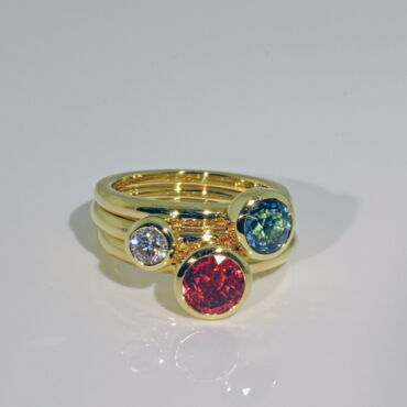 Drei Ringe aus 750er Gelbgold mit Brillant, Turmalin grün und pink