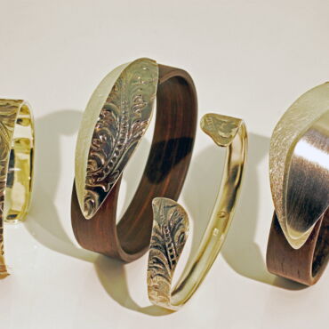 Handgeschmiedete Armreife aus Silber und Ebenholz