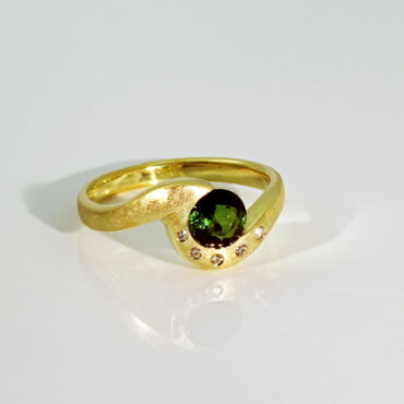 Ring aus 750er Gelbgold mit grünem Turmalin und Brillanten