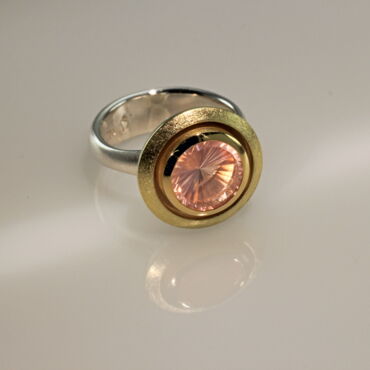 Ring(mit Schattenfuge) aus Silber und 750er Gelbgold und Rosenquarz