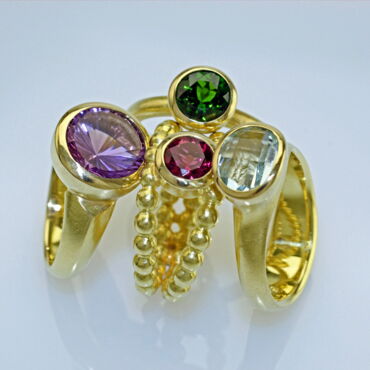 Verschiedene Ringe aus 750er Gelbgold mit Amethyst, Rubin, Turmalin und Aquamarin